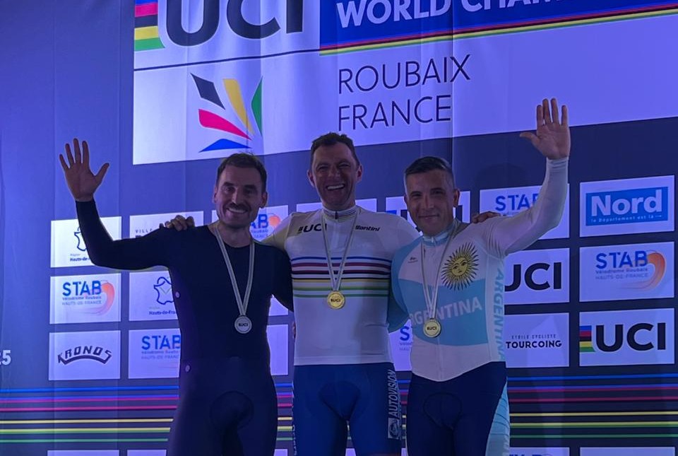 Es de Funes, la rompe haciendo ciclismo en pista y logró el podio en un prestigioso torneo mundial en Francia